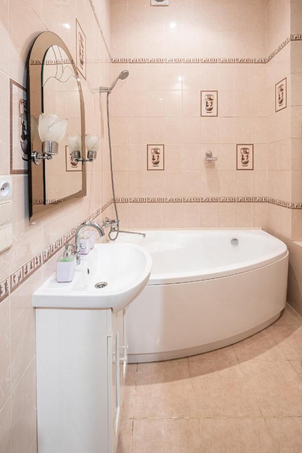 3 Bedrooms Royal Italian Style In An Austrian Building, Parking, Balcony Lviv Eksteriør bilde