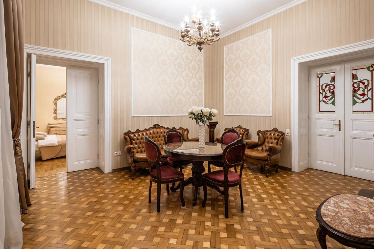 3 Bedrooms Royal Italian Style In An Austrian Building, Parking, Balcony Lviv Eksteriør bilde
