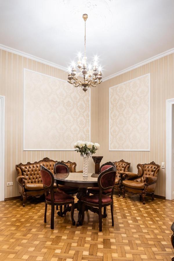 3 Bedrooms Royal Italian Style In An Austrian Building, Parking, Balcony Lviv Eksteriør bilde